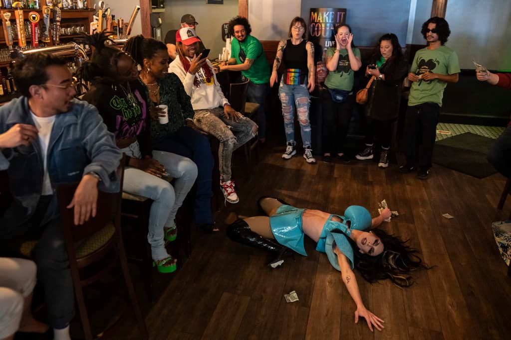 Baby Angel, hace un "death drop" en el espectáculo "Mimosas & Heels Drag Brunch" en Public House, en Norfolk. Hasta hoy, no han surgido prohibiciones que limiten las actuaciones de la familia Daniels. Pero se presentó un proyecto de ley en el Senado para prohibir estos espectáculos. Aunque sigue estancado en un comité con pocas perspectivas de avanzar. Legisladores en muchos estados republicanos presionan para restringir el arte drag.