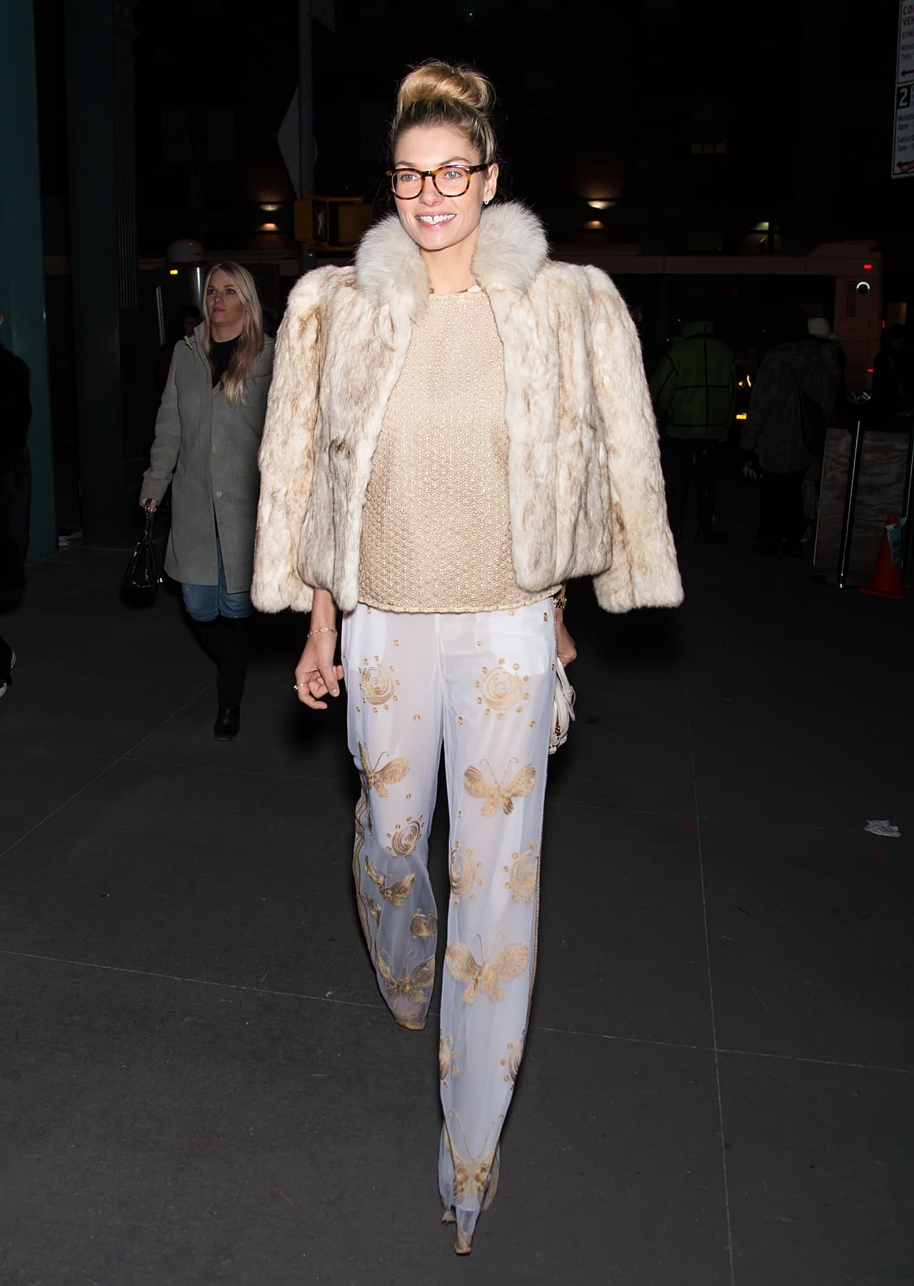 El blanco parece convertirse en emblema de elegancia y refinamiento por estos días, es como si la moda por un rato pudiera admitir que 'white is the new black'. En este atuendo los toques de dorado con blanco exacerban la elegancia.