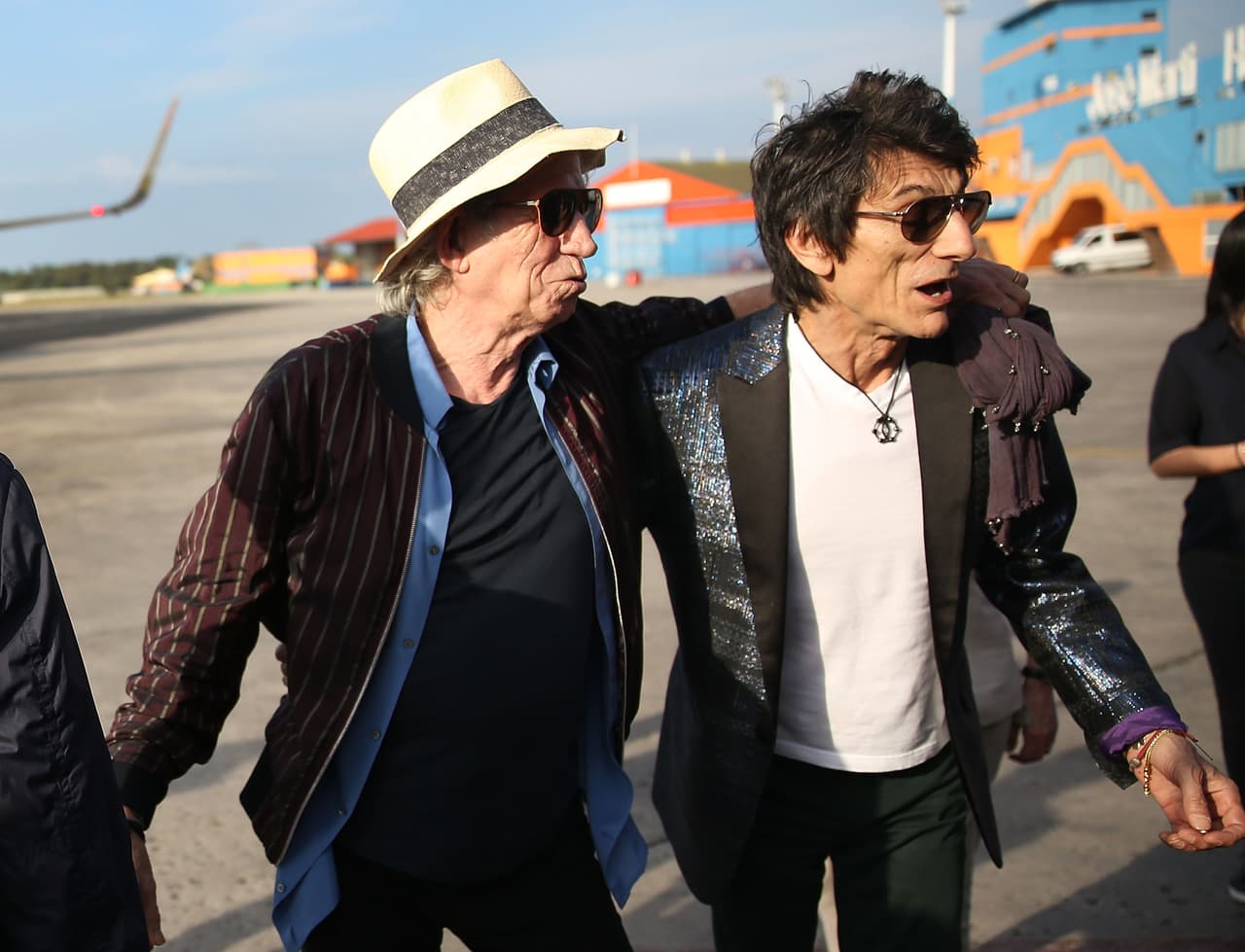 Se llevaron una enorme sorpresa al darse cuenta de que fueron recibidos por una cálida recepción que fue organizada por la embajada británica.