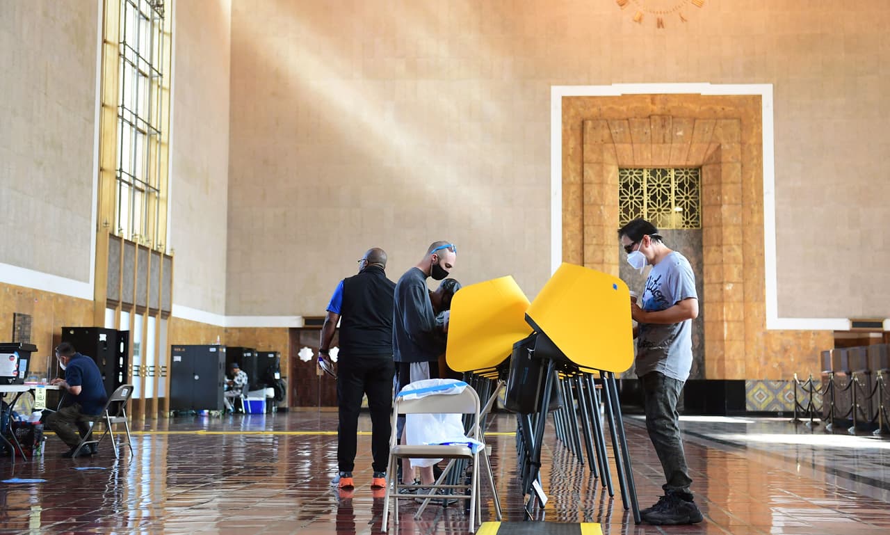 En el sitio también puede encontrar el
<a href="https://locator.lavote.net/locations/vc?id=4278&culture=en " target="_blank">centro de votación más cercano</a> a su lugar de residencia.