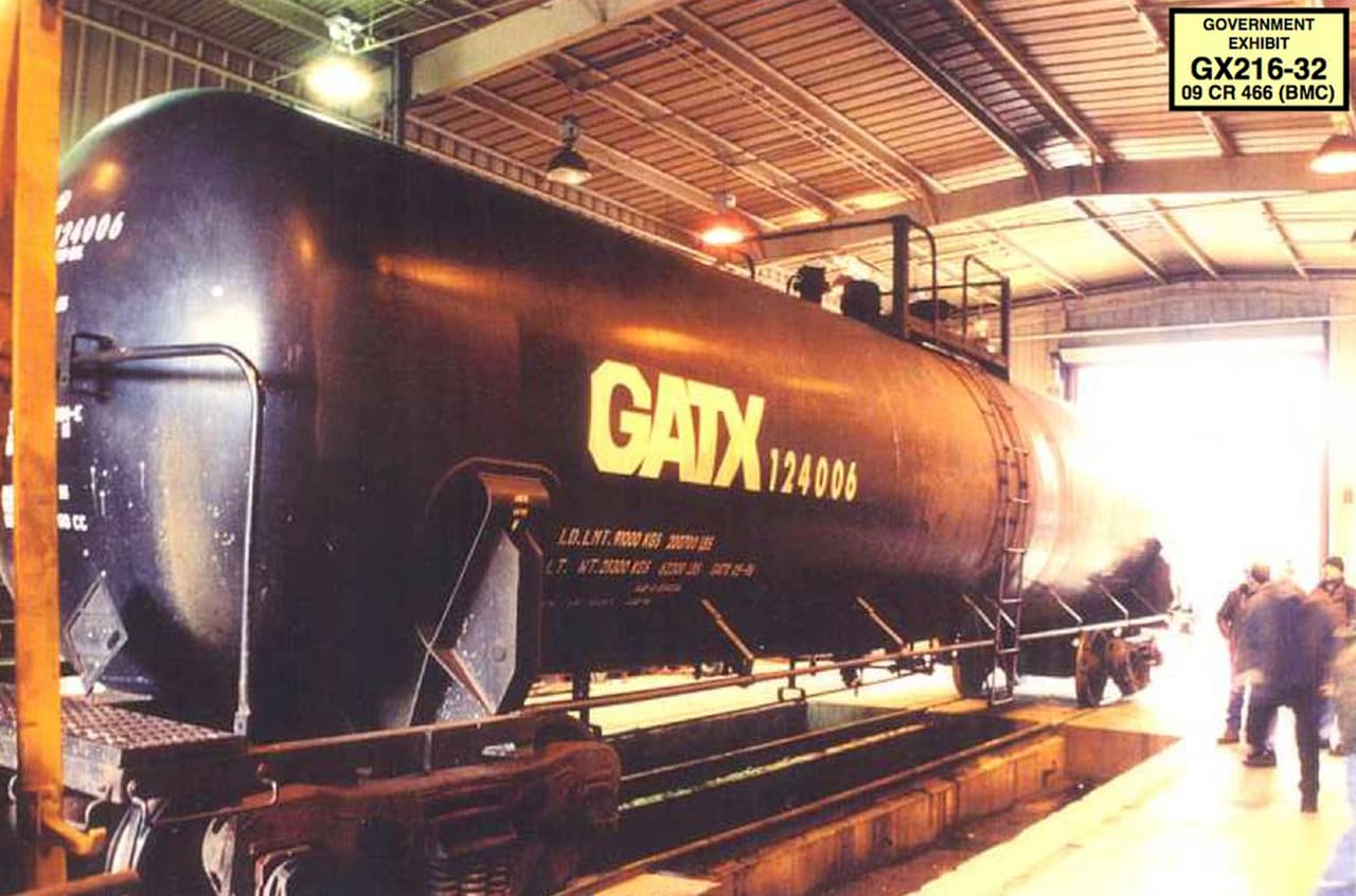 El criminal detalló en la corte que uno de tantos medios usados por el acusado para transportar narcóticos fueron los trenes de carga. Los cargamentos ilícitos se ocultaban dentro de contenedores cisterna que el cartel construía en México y estos llegaban hasta las ciudades de Los Ángeles, Chicago y Nueva York. La fotografía es una de las evidencias presentadas por los fiscales.