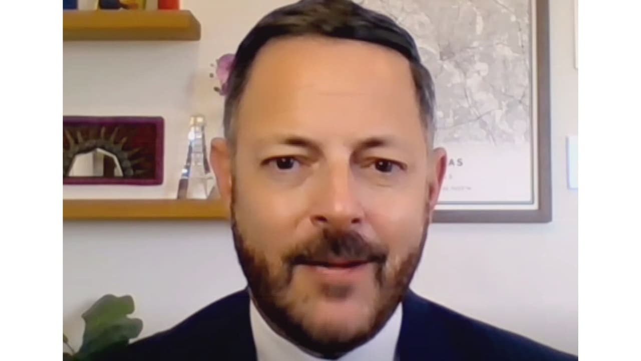 "Le dieron permiso para ir al hospital sin notificar a los policías locales": dice Rafael Achía, representante por Texas, quien considera que el asesinato de las dos enfermeras era prevenible, si le hubieran negado la libertad condicional a Néstor Hernández. La entrevista completa con Achía la 
<a href="https://www.univision.com/local/dallas-kuvn/era-una-tragedia-prevenible-dice-el-representante-rafael-achia-sobre-el-tiroteo-que-dejo-dos-enfermeras-muertas-en-el-hospital-metodista-video" target="_blank">puedes ver aquí</a>.