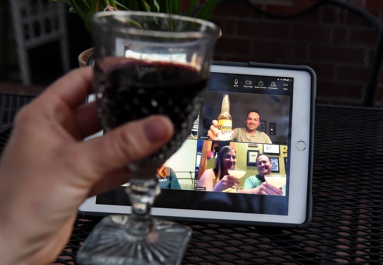 <b>Las nuevas fiestas de Houseparty. </b>En su casa de Arlington, Virginia, una mujer levanta su copa junto a sus amigos conectados a través de una videollamada, el 8 de abril. La aplicación Houseparty, diseñada para realizar fiestas en línea, se ha popularizado durante la crisis. Solo en el mes de abril se hicieron 210,000 descargas de esta aplicación en el mundo.