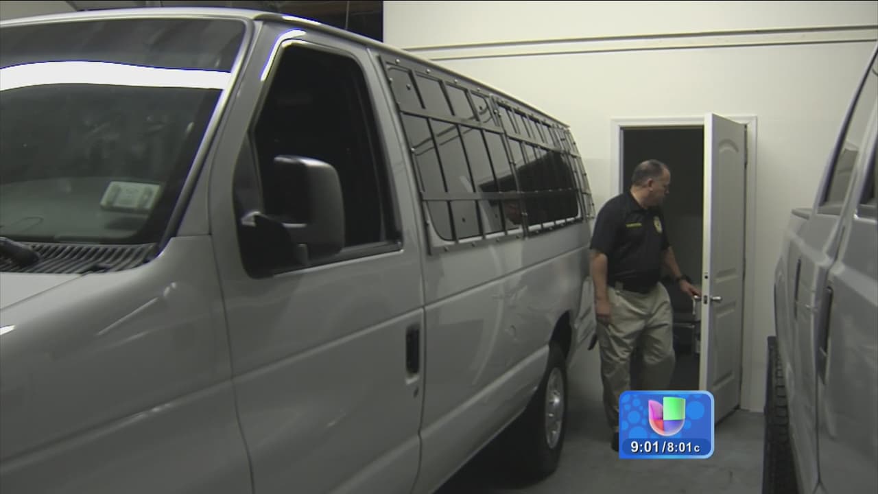 Esta es una camioneta como en la que viajó Larry, y un experto explicó a Univisión que estos vehículos no permiten que se puedan rascar la cabeza, ni la espalda y les limita casi por completo la movilidad.