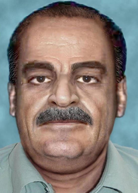 Fuma cigarros Marlboro Lights100s cigarettes, y frecuenta los restaurantes IHOP y Denny's. Mide 6'2'', pesa 180 libras, tiene ojos cafés, cabello negro y canoso. Tiene una mancha café oscuro en la parte baja de su cuello, en el lado izquierdo.