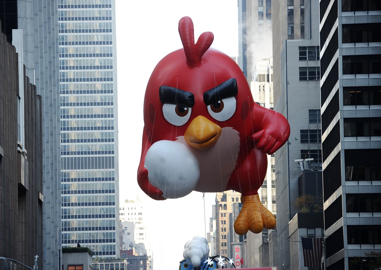 Un inmenso globo de Angry Birds en 2015, un personaje originalmente creado para un juego de video.