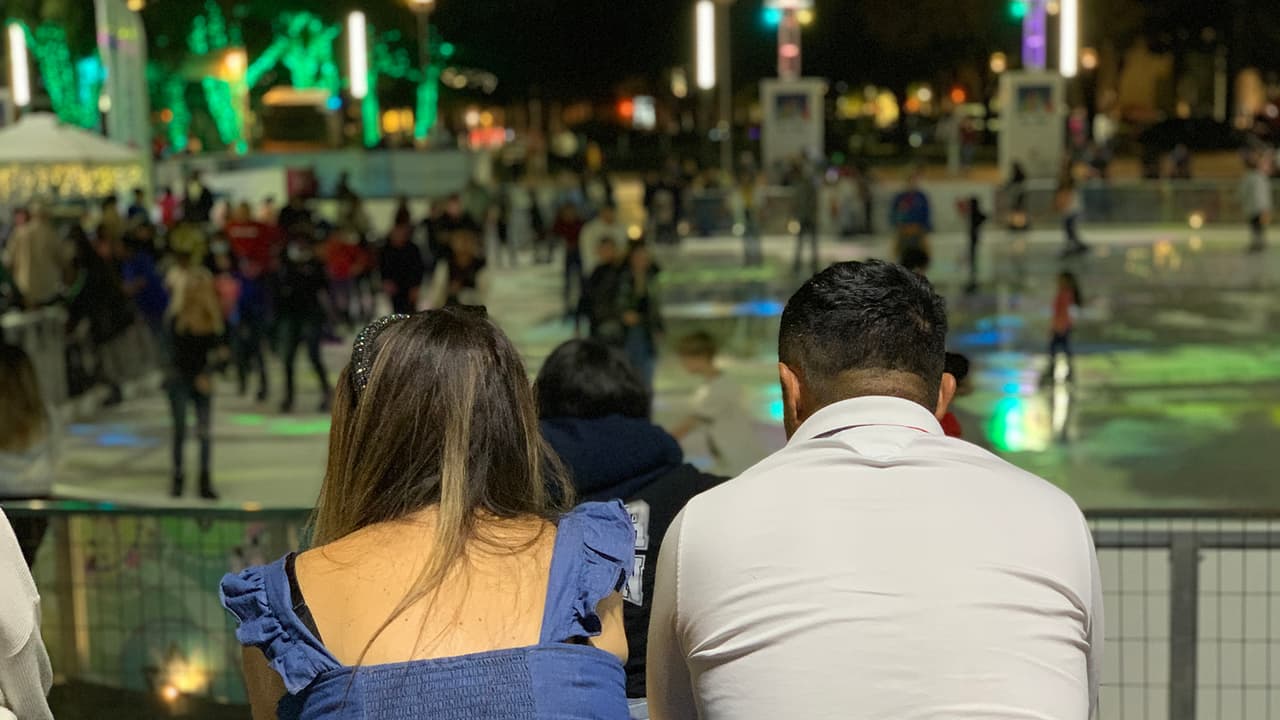 Si no te gusta el patinaje sobre hielo, hay un área designada para que sientes y veas cómo se divierten los demás.