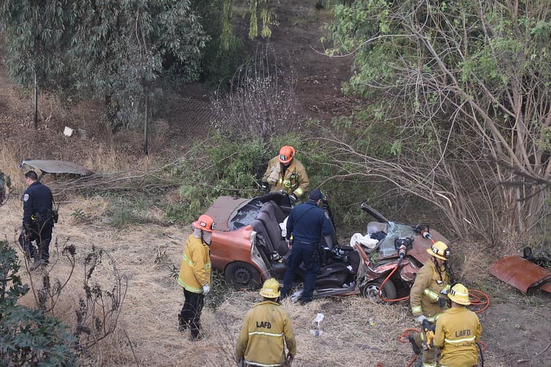 Tras las labores de rescate los paramédicos lograron extraer a las víctimas y transportarlas a un hospital local.