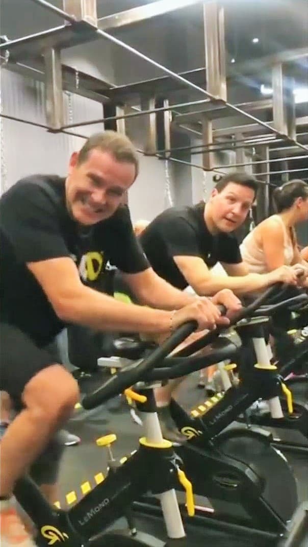 Después de ver los increíbles resultados que ha obtenido Alan Tacher, Raúl González también se unió a los entrenamientos intensivos desde hace semanas.