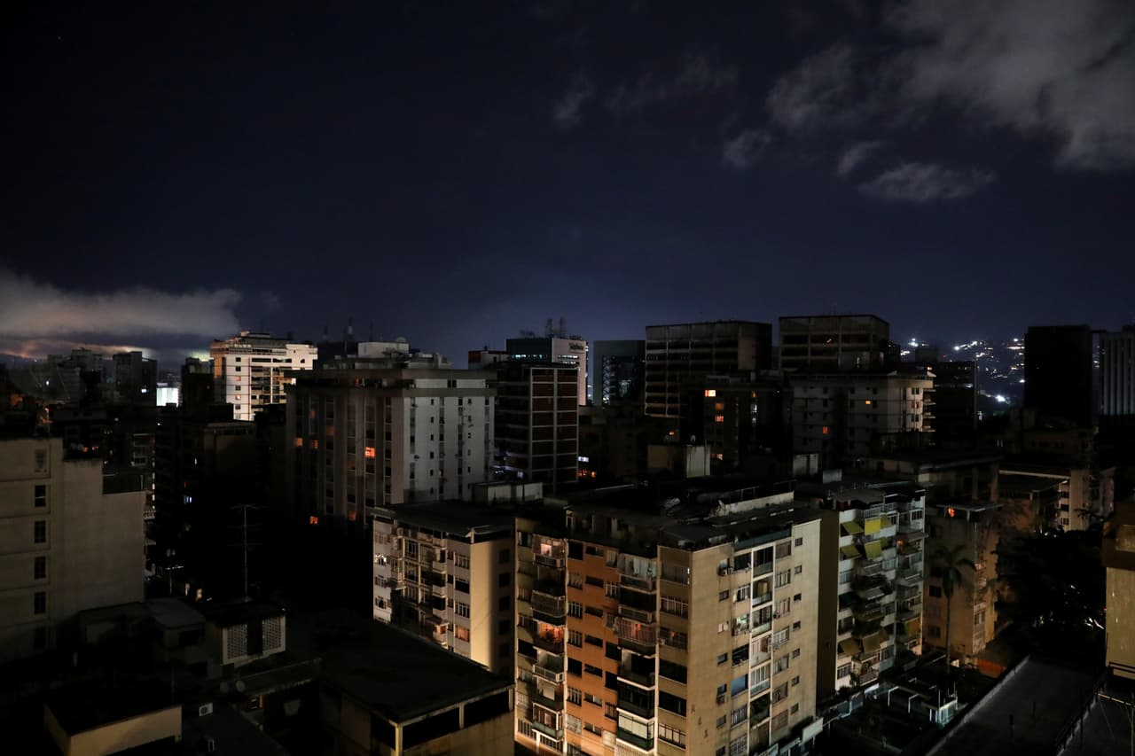 Una vista general de Caracas en la oscuridad. El régimen, sin mostrar ninguna prueba, atribuye el apagón a un "ataque electromagnético", pero expertos en el sector señalan que las causas apuntan a años de desinversión y el deterioro de los equipos.