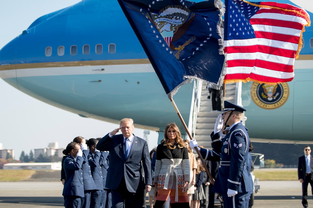 El presidente Donald Trump y la primera dama Melania Trump llegan a la base aérea de Yokota, en Fussa, a las afueras de Tokio. Japón es la primera parada del viaje en donde también recorrerá Corea del Sur, China, Vietnam y Filipinas.