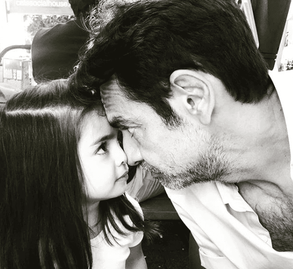 Aitana, hija de Derbez y Alessandra Rosaldo, nació el 4 de agosto de 2014. Ella es la hija menor del también productor.