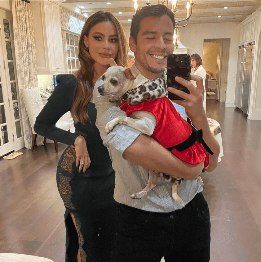 Otra cosa que Manolo heredó de la actriz de 
<a href="https://vix.com/es/detail/video-4145537?utm_medium=internal_referral&utm_source=univision&utm_campaign=evergreen&utm_content=ed_entertainment&utm_term=slideshow" target="_blank">‘Corrupción policíaca’ (película que puedes ver en ViX)</a> es su gran amor por los perros, algo que incluso lo llevó a emprender un negocio.