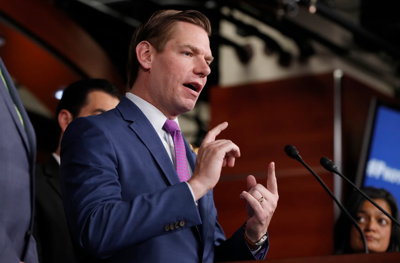 El demócrata, 
<b>Eric Swalwell</b>, del distrito 15 en 
<b>Dublin</b>, dijo que "la emocracia ha prevalecido. ¡Amén! ¡Estamos listos para construir un país mejor!