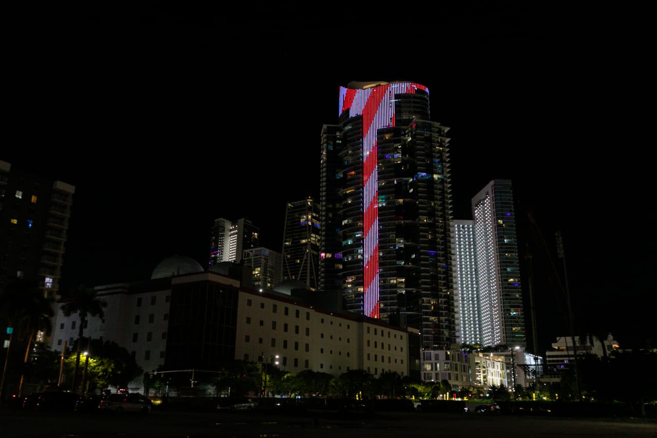 La columna central de 1000 pies del rascacielos de 60 pisos, será la base para el juego de luces.
<br>