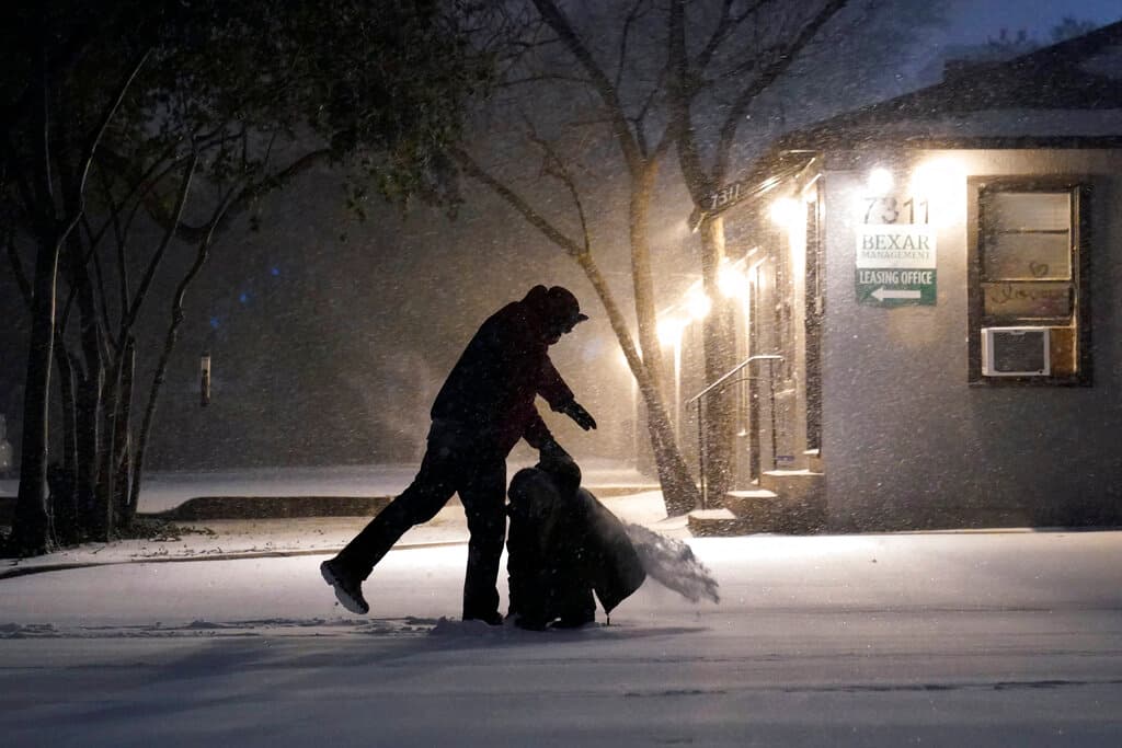 Una persona se traslada sobre la nieve en San Antonio. La peor parte se la está llevando el estado de Texas donde la brutal tormenta helada ha ocasionado que 
<b>más de 2 millones de suscriptores hayan quedado sin servicio eléctrico, </b>según señaló el sitio 
<a href="https://poweroutage.us/" target="_blank">Poweroutage.us</a>.
