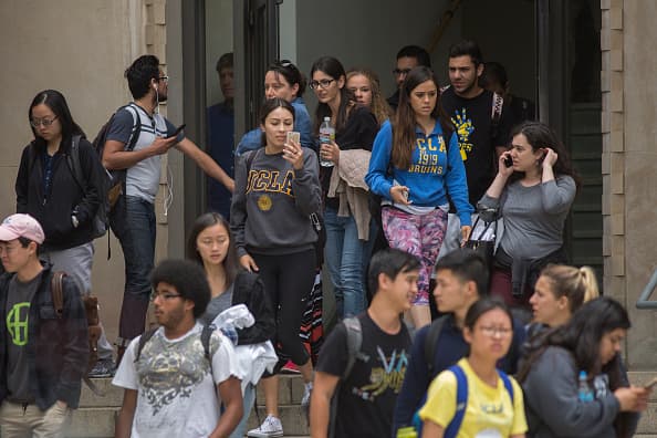 El cierre de la universidad se suspendió y los estudiantes y empleados comenzaron a salir de los edificios donde habían permanecido recluidos.
