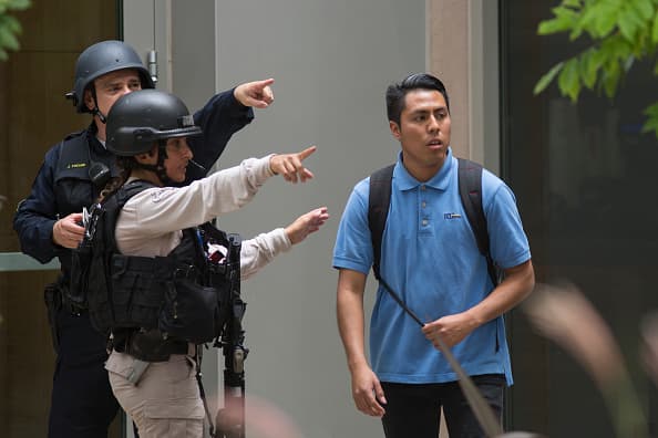 Un estudiante de UCLA recibe instrucciones por parte de los agentes del orden.