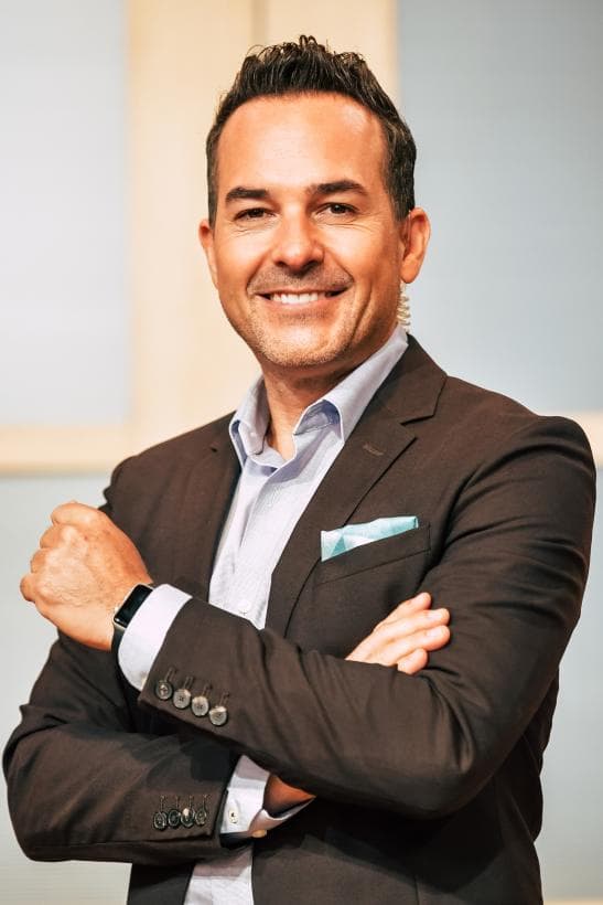 Tal parece que el secreto de Carlos Calderón para conservar la juventud es la simpatía y carisma que lo caracteriza.