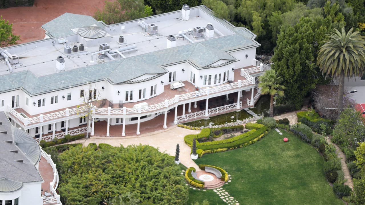 El propietario actual de la mansión es Max Azria, el fundador de la reconocida marca de ropa BCBG.