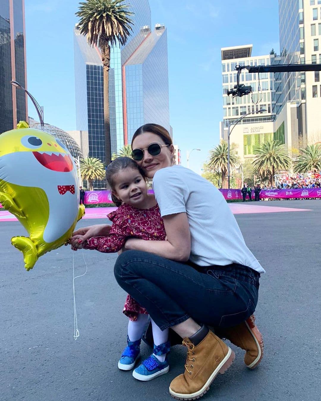 El hijo de Sergio Mayer y Bárbara Mori contradijo lo dicho por la modelo brasileña y se dijo sorprendido por lo que publicó en Twitter.