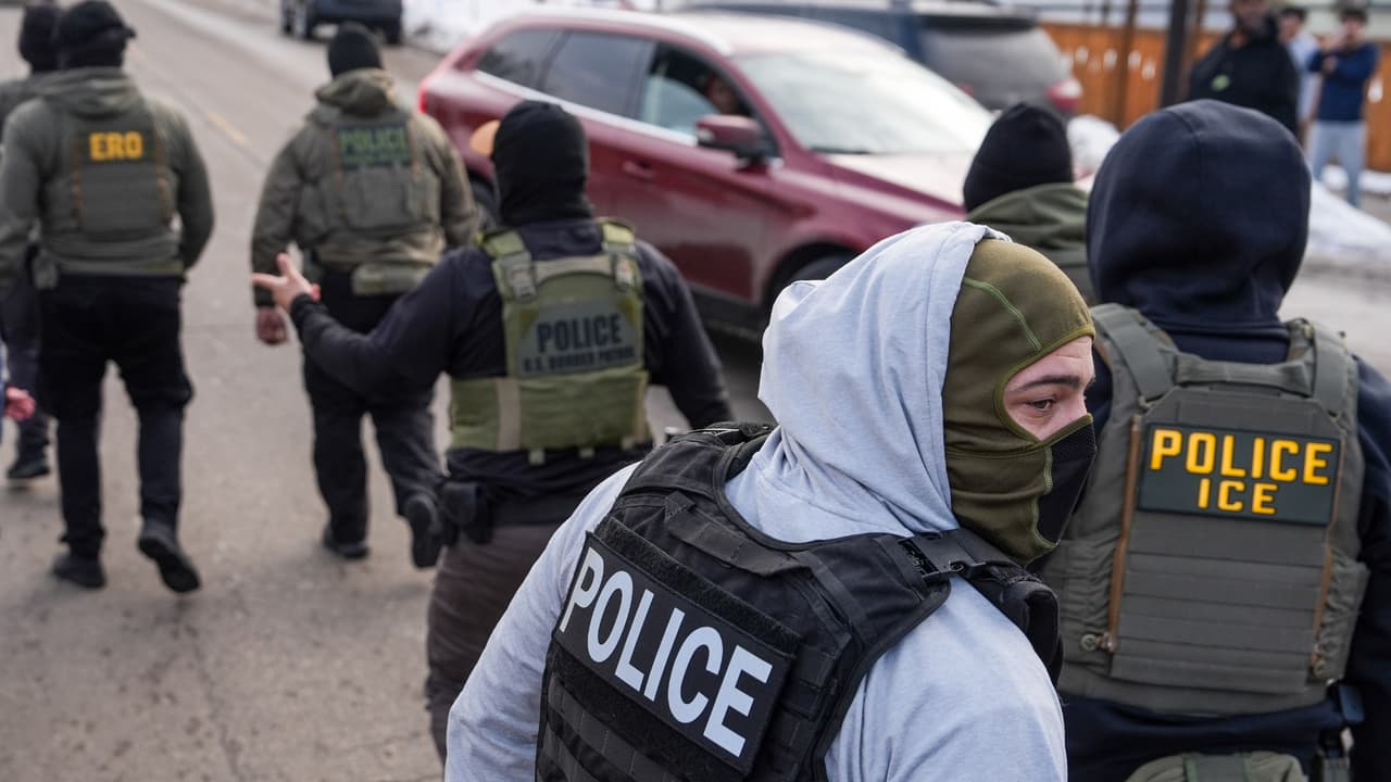 Persona bajo custodia tras ingreso de agentes de ICE enmascarados a una casa en Montgomery