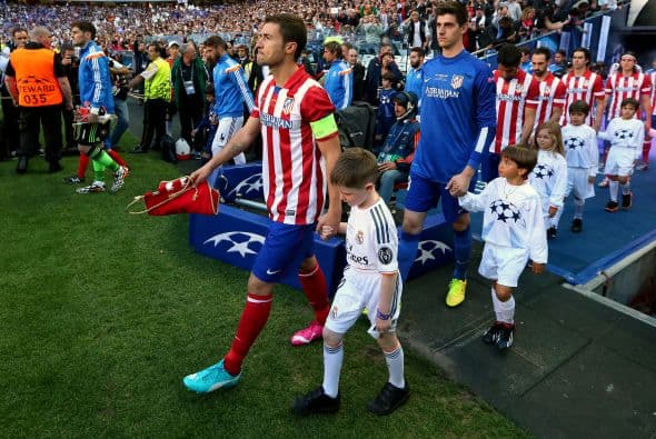 Con mucha concentración en la fila de jugadores dio inicio la gran final de la UEFA Champions League entre Real Madrid y Atlético de Madrid.