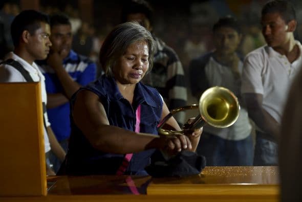 Julio César Ramírez Nava fue enterrado con todas sus pertenencias: su madre coloca en el ataúd su trompeta.