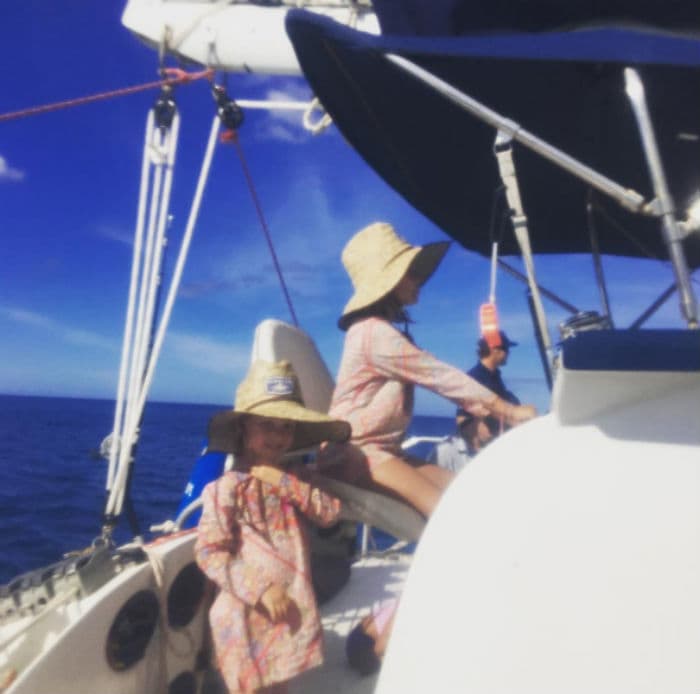 Las hijas de la actriz Jessica Alba pasean por el mar con su familia, a bordo de un bote.