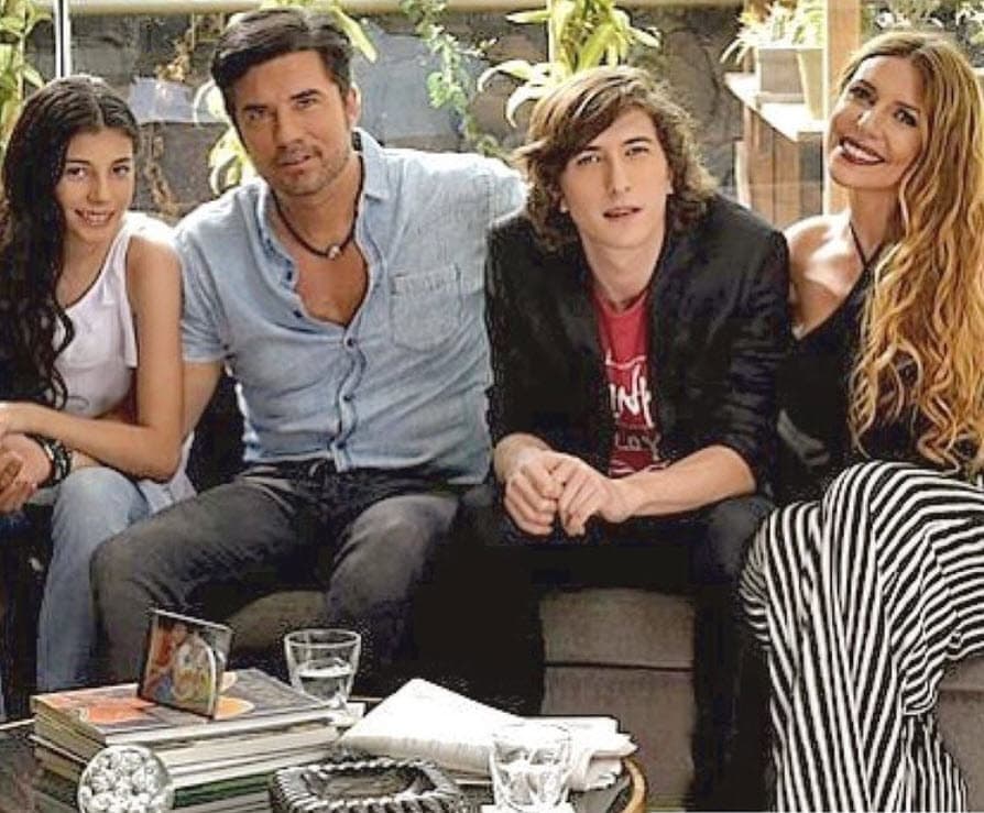 Señaló que "quizás su relación mejoró el día que le regaló su primer coche": "Lucio es Diego Olivera", dijo al referirse a su personaje y a él en
<b>Vencer El Pasado</b>, "te acabo de contar una súper intimidad".
<br>