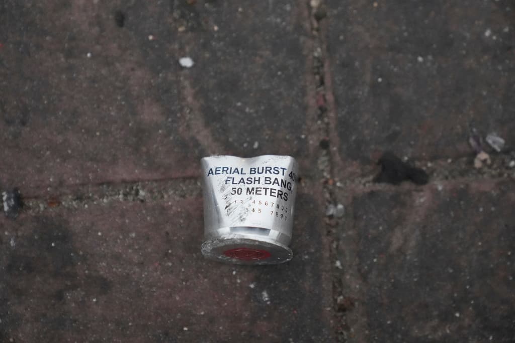 En Compton, también la basura en las calles hablaba de lo que había ocurrido allí horas antes, durante 
<b>la manifestación por los arrestos de ICE</b> e incluso 
<b>en contra de Estados Unidos por su falta de apoyo a Gaza</b>. Entre los desechos se observaba un cartucho de 
<b>una granada aturdidora</b>.