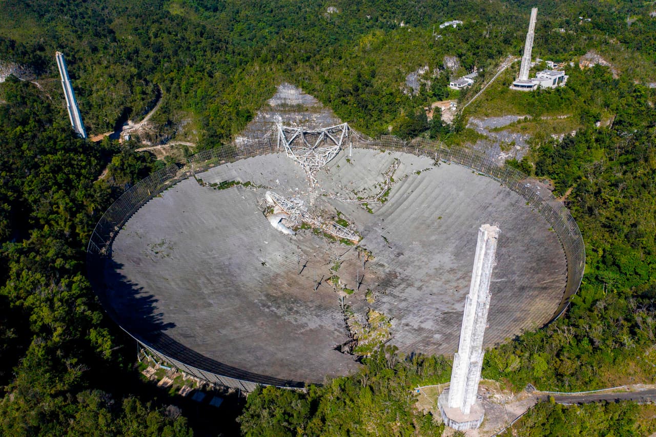 En la mañana del martes 1 de diciembre la comunidad científica de Puerto Rico comenzó a publicar fotografías de lo que ya se temía: el derrumbe del telescopio luego de que la plataforma receptora de 900 toneladas finalmente cayera más de 120 metros sobre el plato reflector durante la noche.