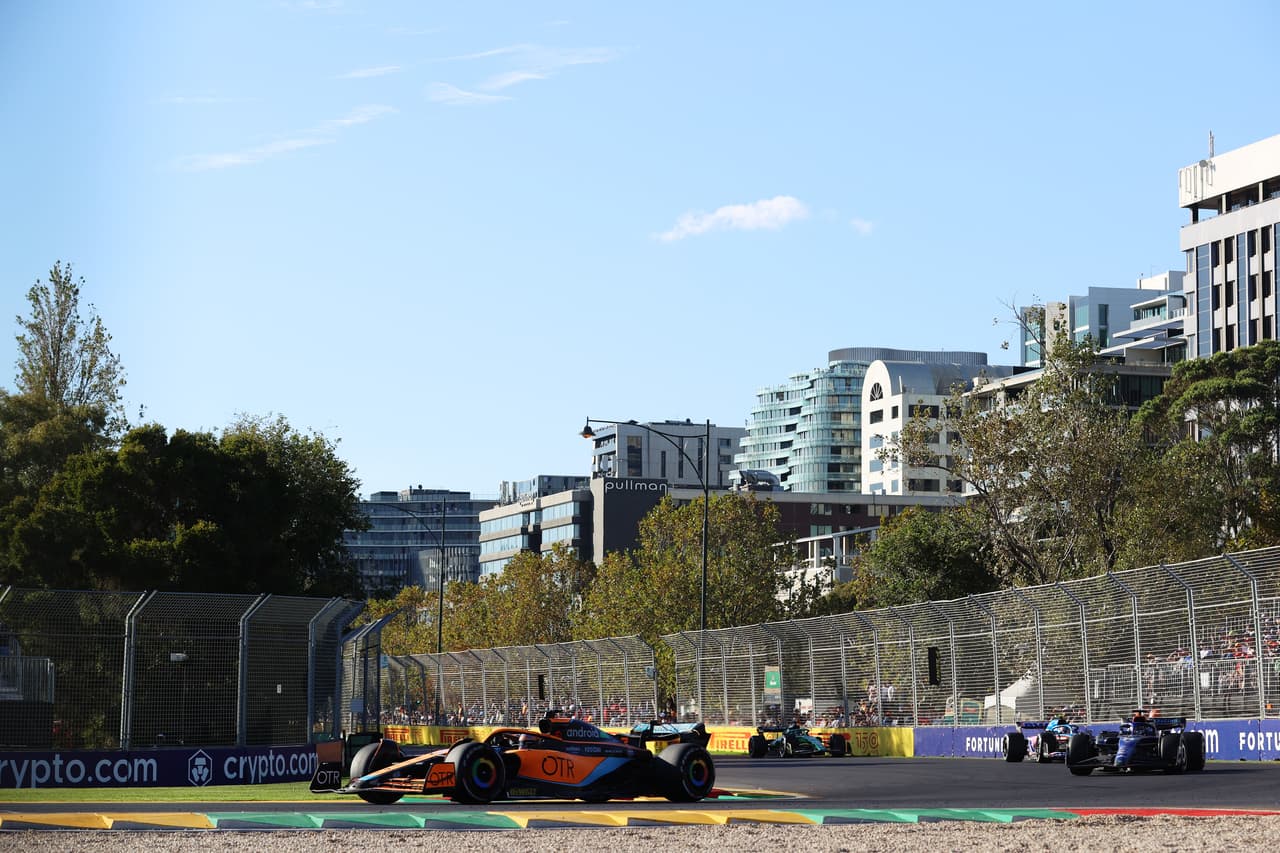 Charles Leclerc se llevó de punta a punta el GP de Melbourne en una extraordinaria carrera mientras que el mexicano Checo Pérez se trepó al podio seguido por George Russell. Max Verstappen quedó fuera por falla mecánica.