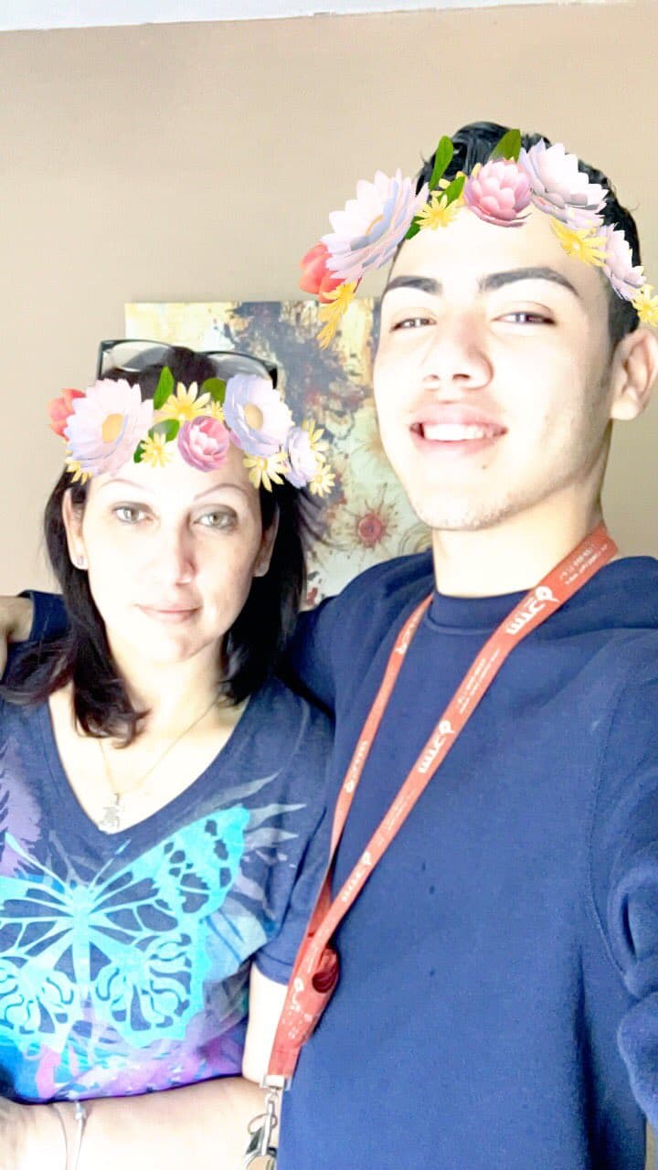 “Mami, una de las cosas que mas valoro de ti es tu confianza en mí. Siempre has creído en mi talento y mi potencial. Tu consejo de que Dios me pondrá en el lugar que él quiere que yo esté me ha enseñado a tener mucha fe y esa misma fe me ha puesto en lugares que jamás imaginé. Gracias por ser mi fan #1 y por preparar ese plato de comida cada vez que voy a visitarte. TE AMO”
<br>
<br>-Emanuel Velazquez, fotoperiodista y editor
<br>