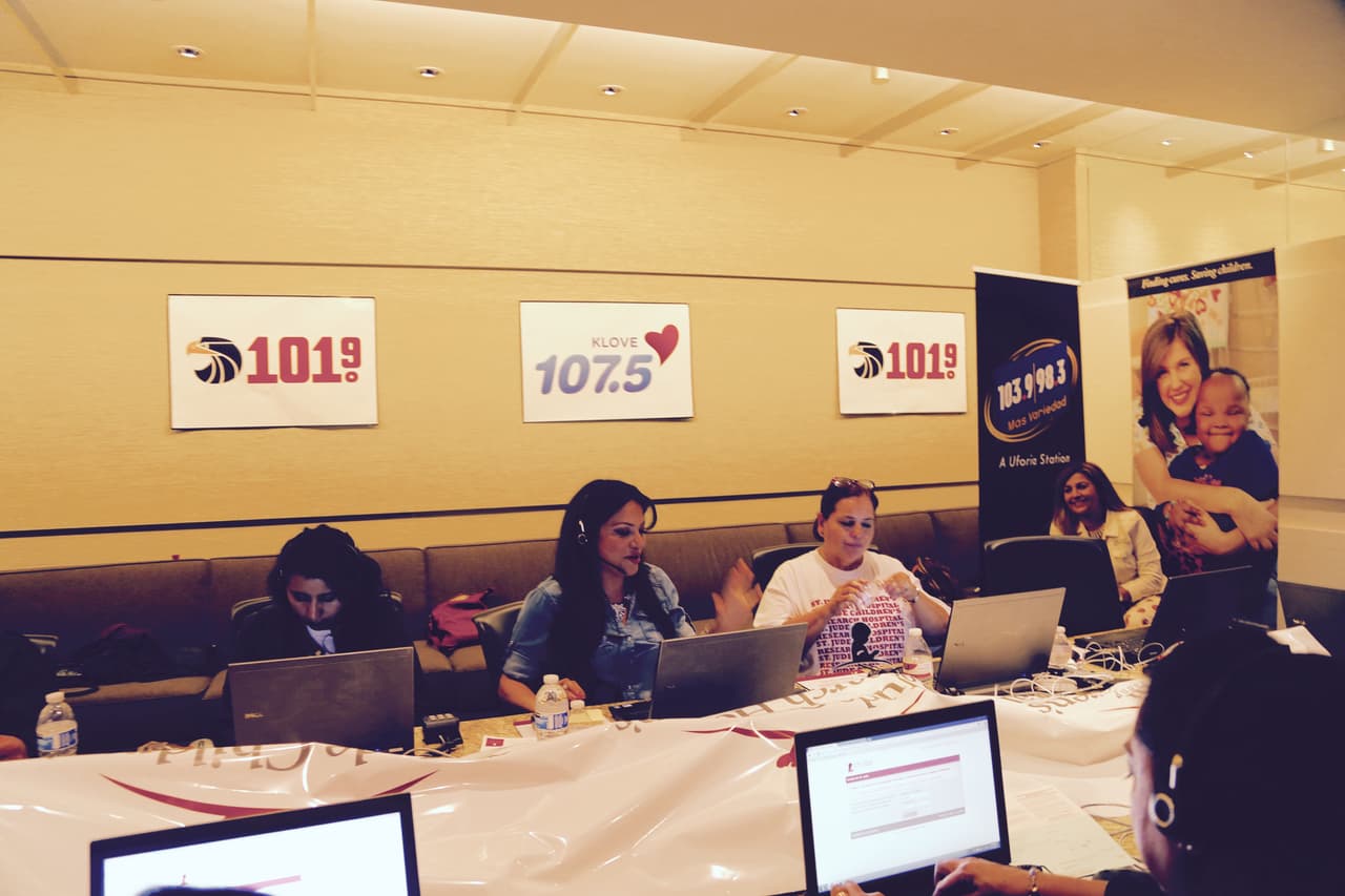 Roberto Tapia, Régulo Caro, Jesus Mendoza, Helen Ochoa, Jonatan Sánchez, Villa 5 y Cheyo Carrillo se pusieron la camiseta de St. Jude y pusieron su granito de arena en el Radiotón. ¡Gracias de todo corazón de parte de los niños, St. Jude y la familia Univision!