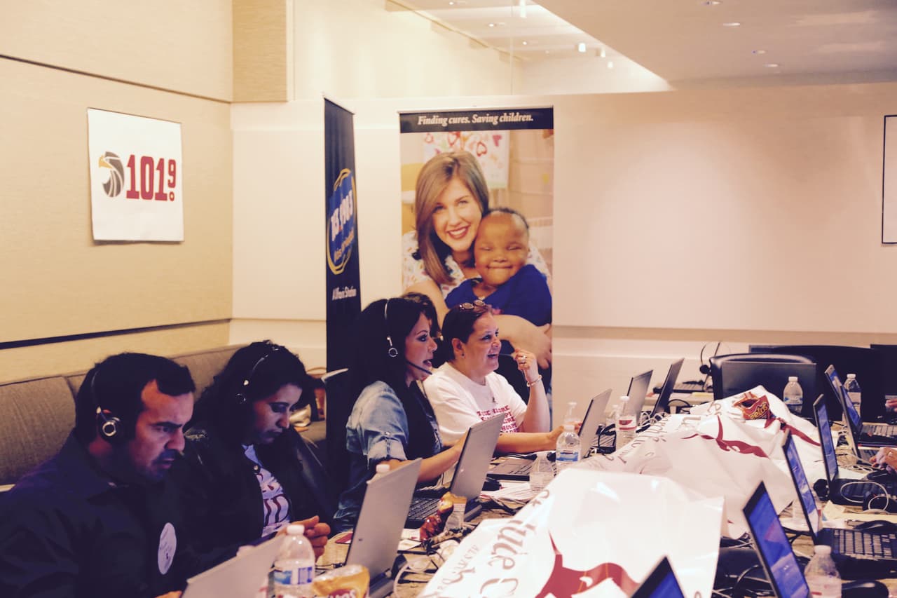 Roberto Tapia, Régulo Caro, Jesus Mendoza, Helen Ochoa, Jonatan Sánchez, Villa 5 y Cheyo Carrillo se pusieron la camiseta de St. Jude y pusieron su granito de arena en el Radiotón. ¡Gracias de todo corazón de parte de los niños, St. Jude y la familia Univision!