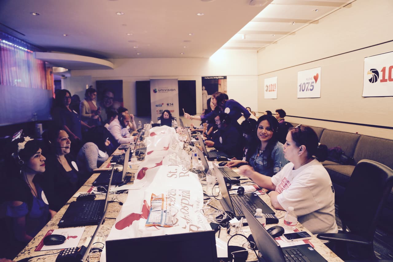 Roberto Tapia, Régulo Caro, Jesus Mendoza, Helen Ochoa, Jonatan Sánchez, Villa 5 y Cheyo Carrillo se pusieron la camiseta de St. Jude y pusieron su granito de arena en el Radiotón. ¡Gracias de todo corazón de parte de los niños, St. Jude y la familia Univision!