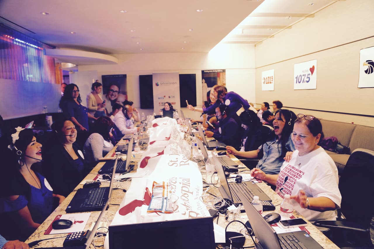 Roberto Tapia, Régulo Caro, Jesus Mendoza, Helen Ochoa, Jonatan Sánchez, Villa 5 y Cheyo Carrillo se pusieron la camiseta de St. Jude y pusieron su granito de arena en el Radiotón. ¡Gracias de todo corazón de parte de los niños, St. Jude y la familia Univision!