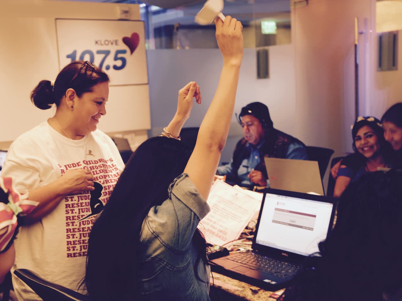 Roberto Tapia, Régulo Caro, Jesus Mendoza, Helen Ochoa, Jonatan Sánchez, Villa 5 y Cheyo Carrillo se pusieron la camiseta de St. Jude y pusieron su granito de arena en el Radiotón. ¡Gracias de todo corazón de parte de los niños, St. Jude y la familia Univision!