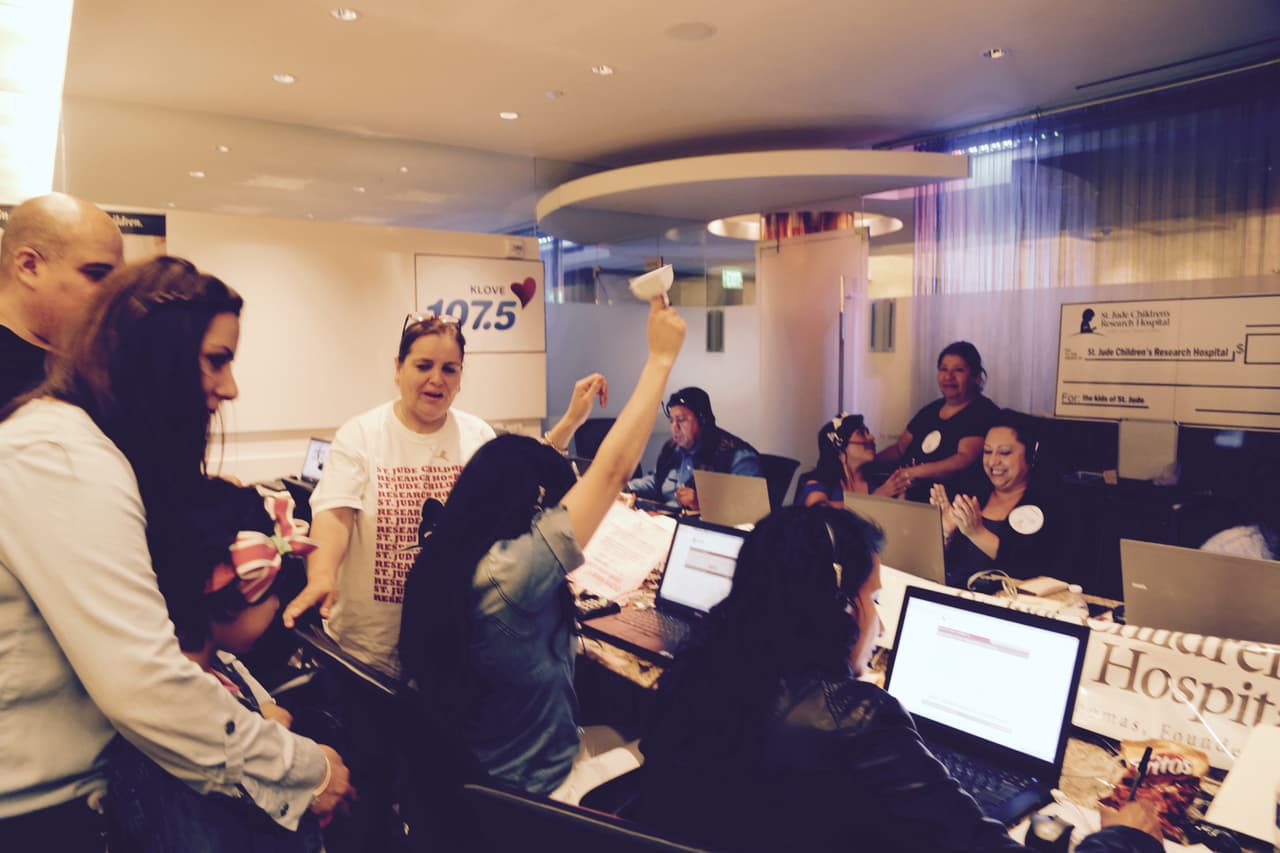 Roberto Tapia, Régulo Caro, Jesus Mendoza, Helen Ochoa, Jonatan Sánchez, Villa 5 y Cheyo Carrillo se pusieron la camiseta de St. Jude y pusieron su granito de arena en el Radiotón. ¡Gracias de todo corazón de parte de los niños, St. Jude y la familia Univision!