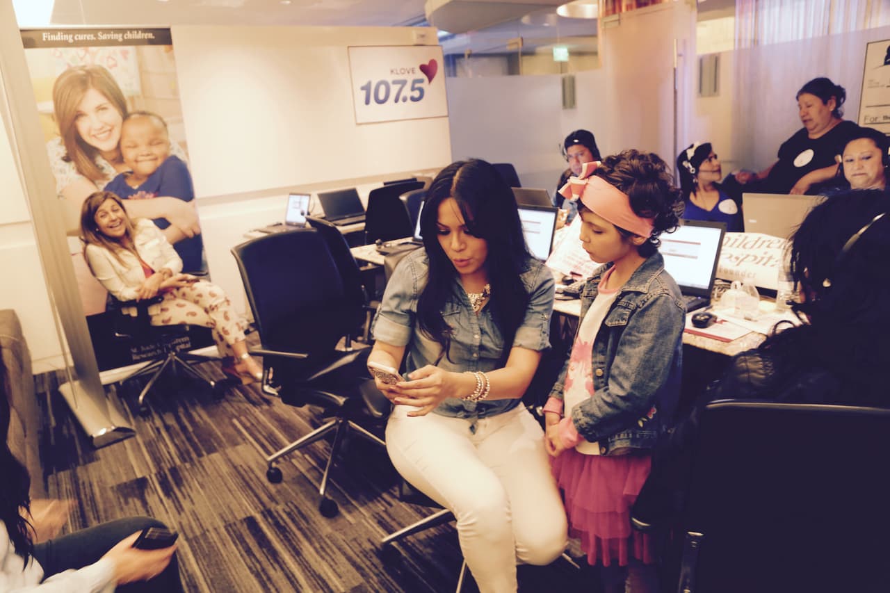 Roberto Tapia, Régulo Caro, Jesus Mendoza, Helen Ochoa, Jonatan Sánchez, Villa 5 y Cheyo Carrillo se pusieron la camiseta de St. Jude y pusieron su granito de arena en el Radiotón. ¡Gracias de todo corazón de parte de los niños, St. Jude y la familia Univision!