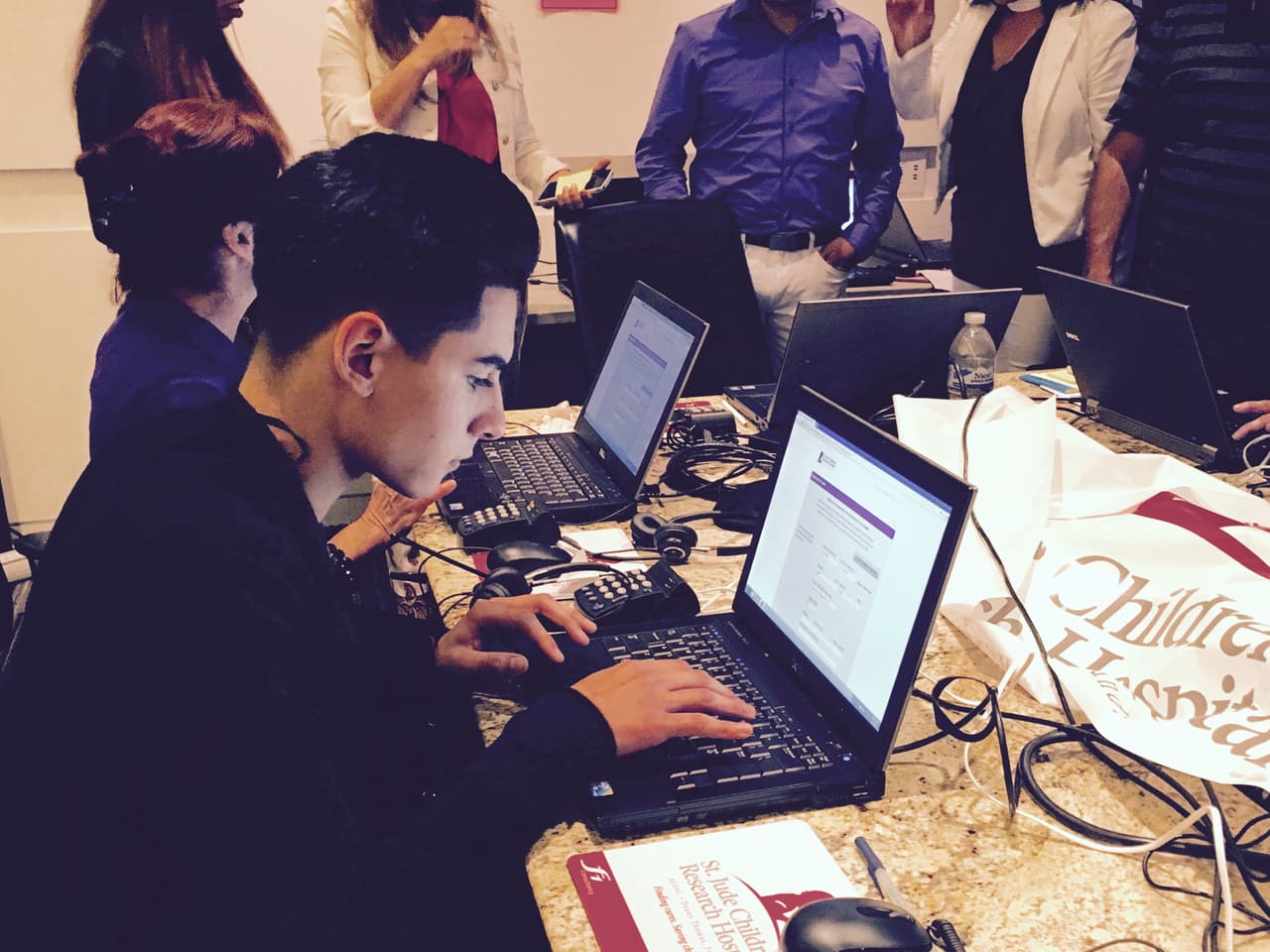 Roberto Tapia, Régulo Caro, Jesus Mendoza, Helen Ochoa, Jonatan Sánchez, Villa 5 y Cheyo Carrillo se pusieron la camiseta de St. Jude y pusieron su granito de arena en el Radiotón. ¡Gracias de todo corazón de parte de los niños, St. Jude y la familia Univision!