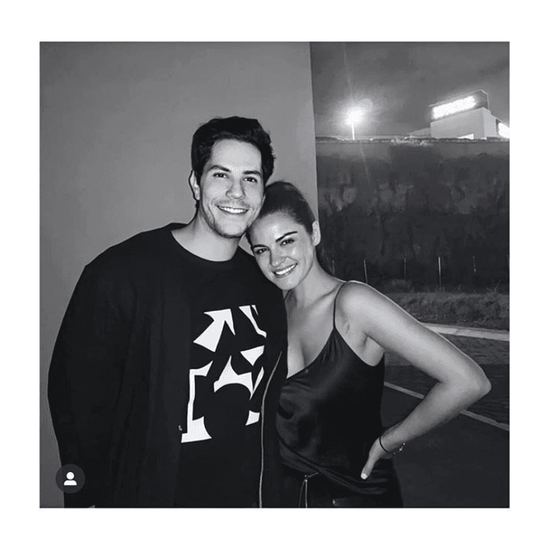 Durante su asistencia al evento el actor sorprendió, pues llegó acompañado por su nueva pareja.