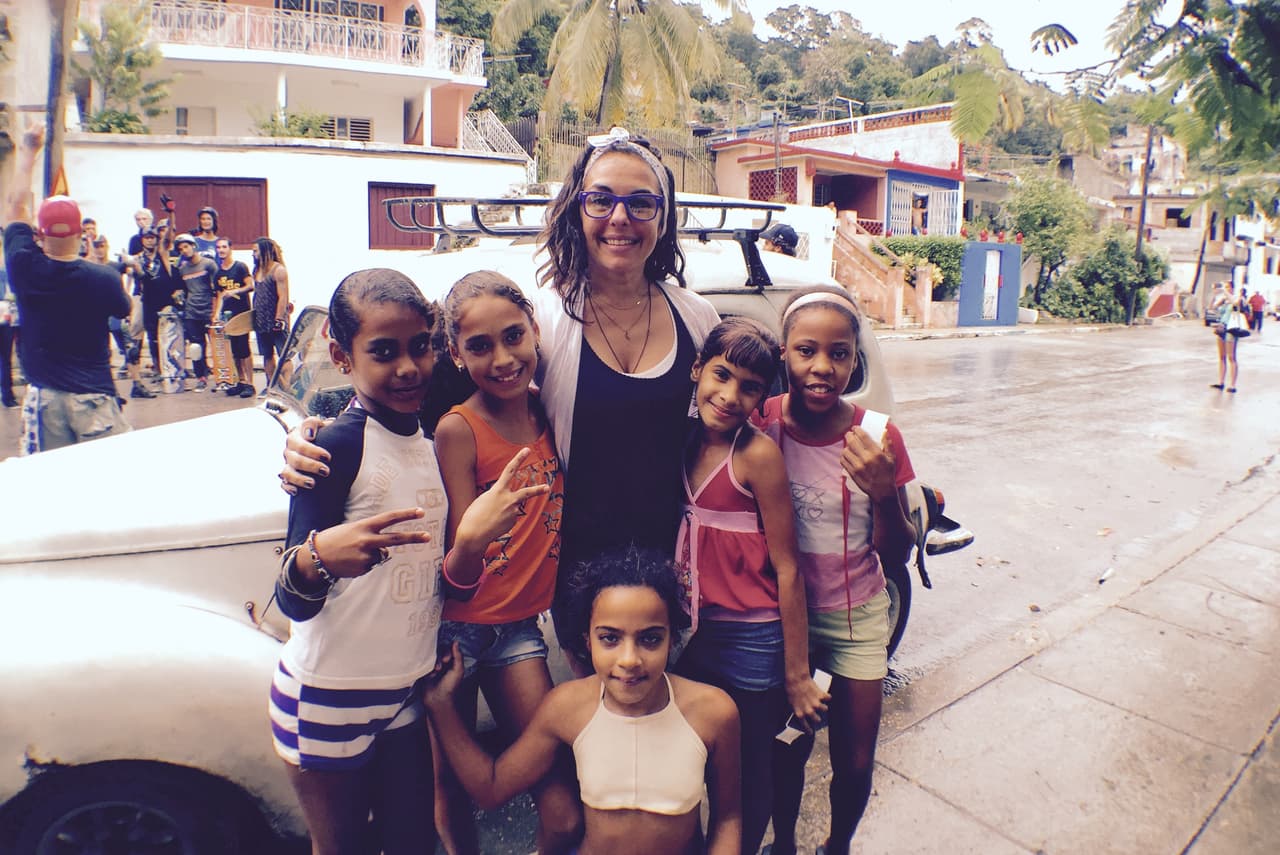 Anna Robbins junto con cinco niñas cubanas que desan aprender a montar patineta. (Jessica, 10 años; Sailan, 11; Julie, 10; Laura, 9 y Desire, 10)