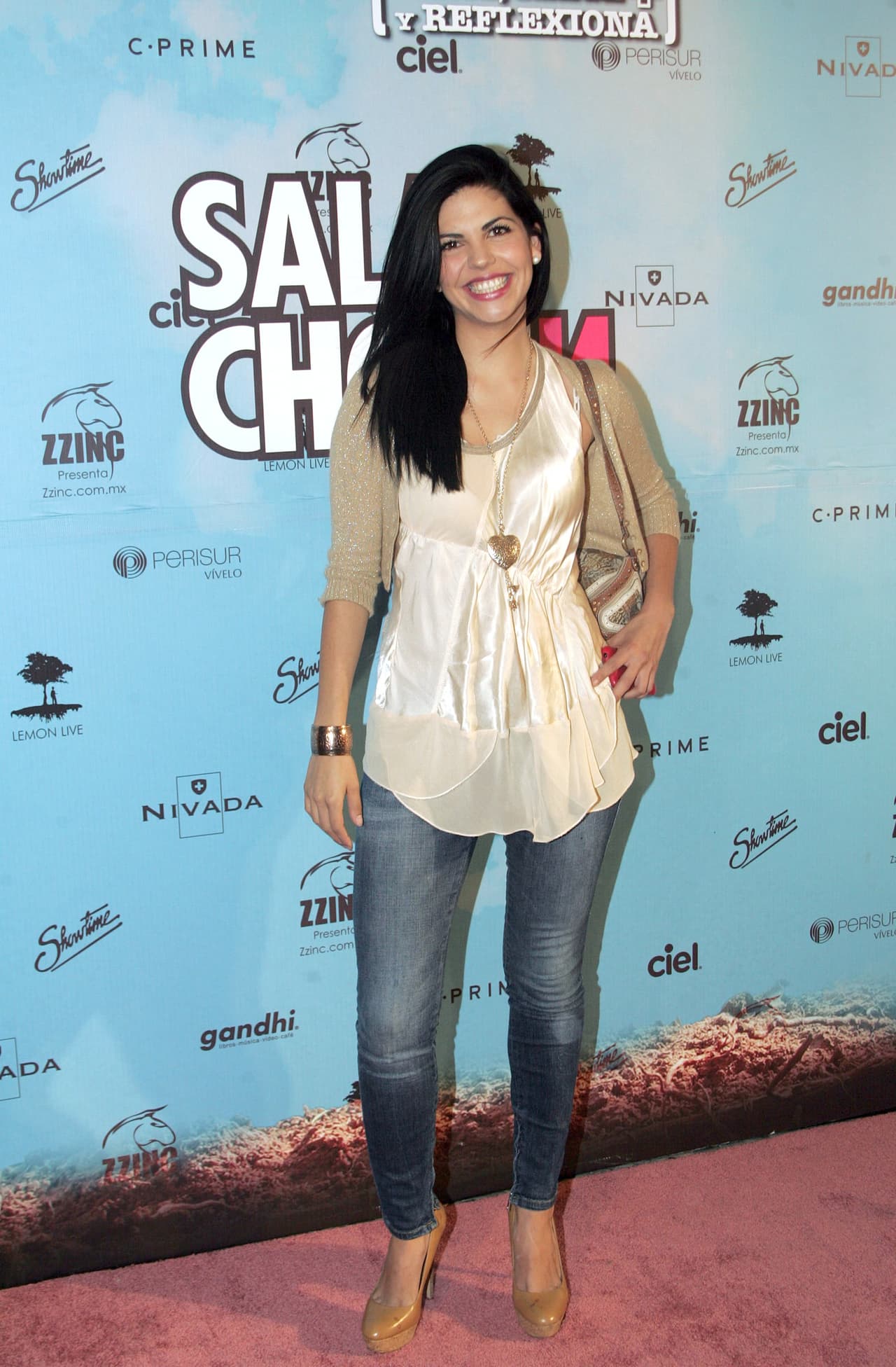 La actriz había mantenido un estilo sobrio en sus apariciones públicas, con el cabello largo y suelto.