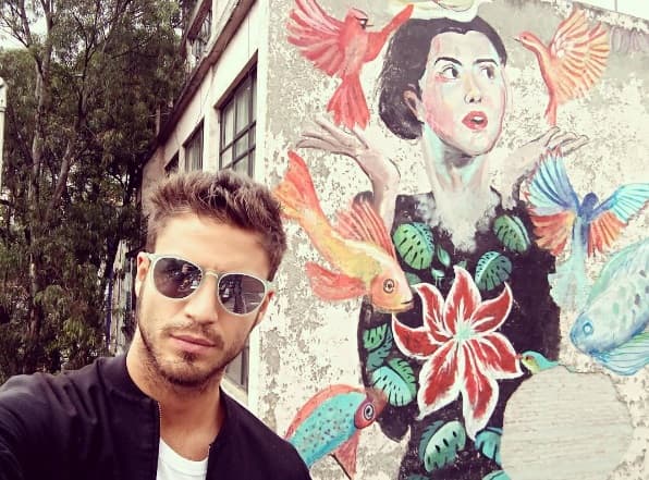 El guapo actor y modelo español que interpreta a Roberto Marañón en ‘La Embajada’ conquista y enamora a sus fanáticas con las sexys y atrevidas fotos que comparte en su cuenta de Instagram ¿Te lo vas a perder?