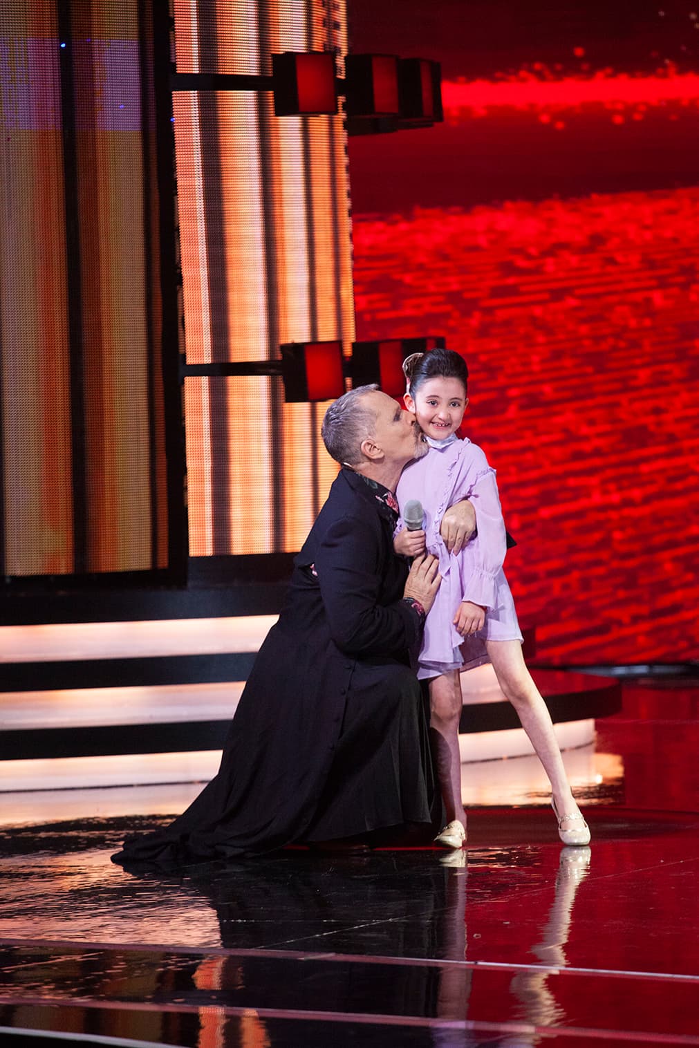 En el reality infantil hemos podido advertir una faceta de Miguel Bosé hasta hoy poco conocida: su instinto paternal. Domingo a domingo, el intérprete español se ha mostrado amoroso con los pequeños.