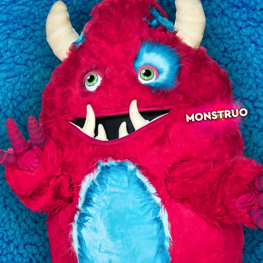 Monstruo es tierno y servicial, le encanta hacer reír, va a hacer todo menos asustarte.