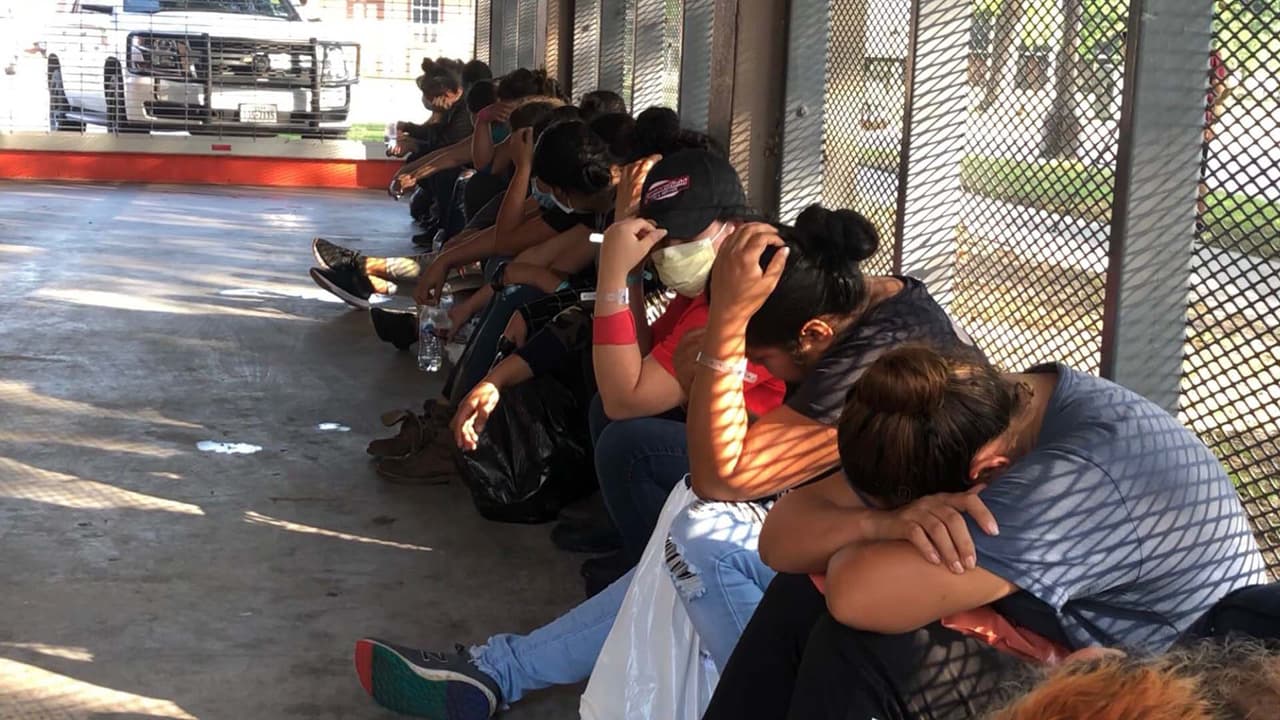 Un inmigrante hondureño que habló con el sheriff, aseguró que no había menores de edad entre los que viajaban.