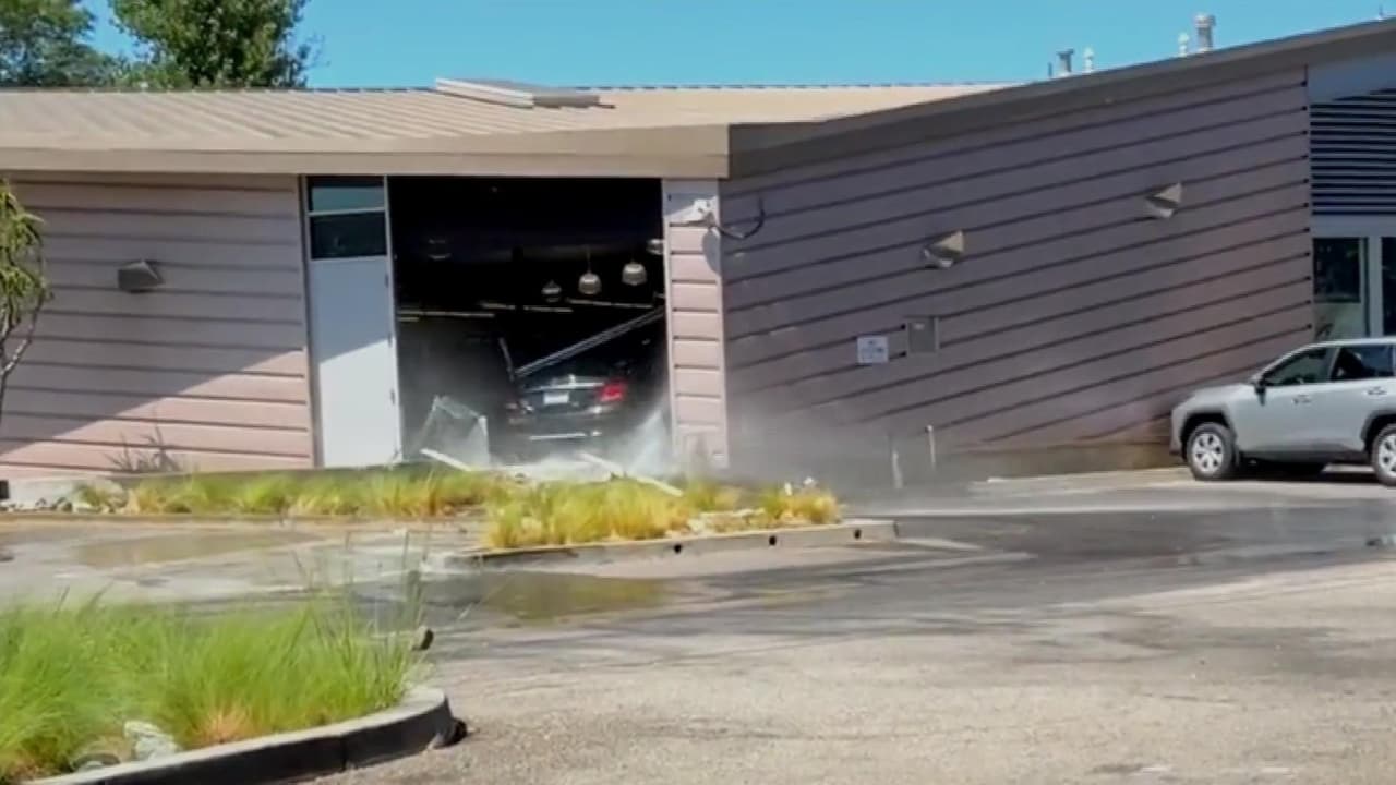 Vehículo termina dentro de la biblioteca pública Encino-Tarzana tras accidente: esto se sabe